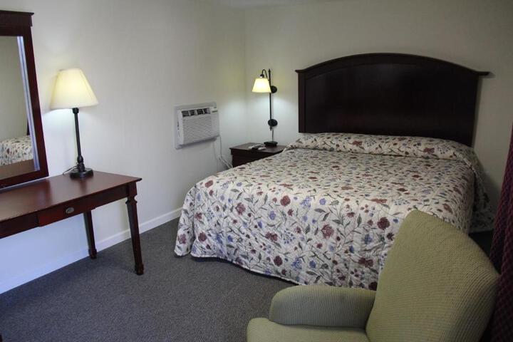 1 King Bed (8 of 10)