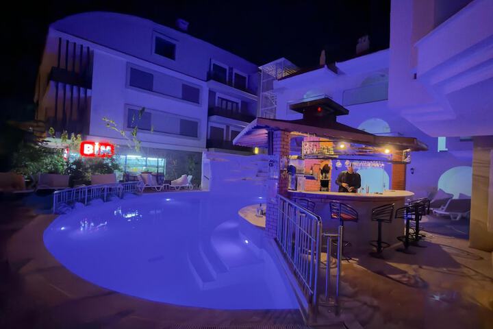 Swim-up bar