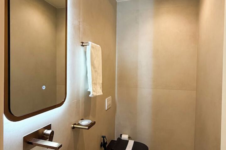 Room 100 of 104