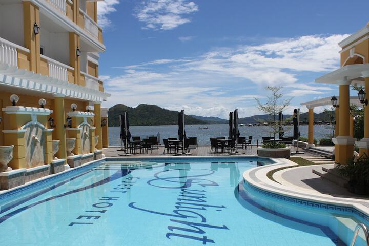 Hotel Pool