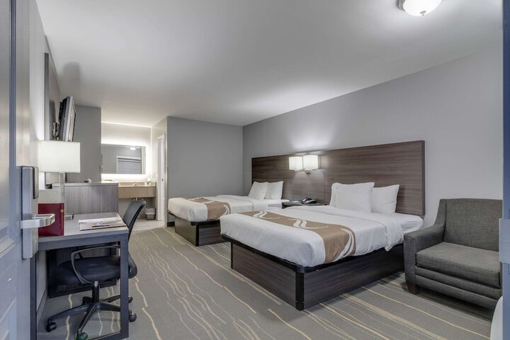 2 Queen Beds (6 of 11)