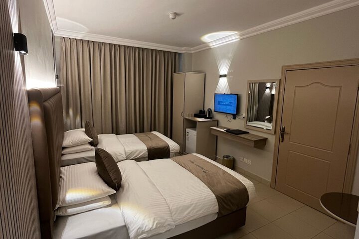 Room 38 of 100