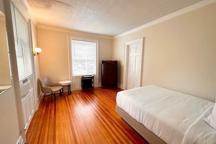 Room 90 of 324