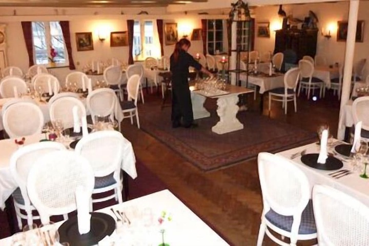 Dining 16 of 33