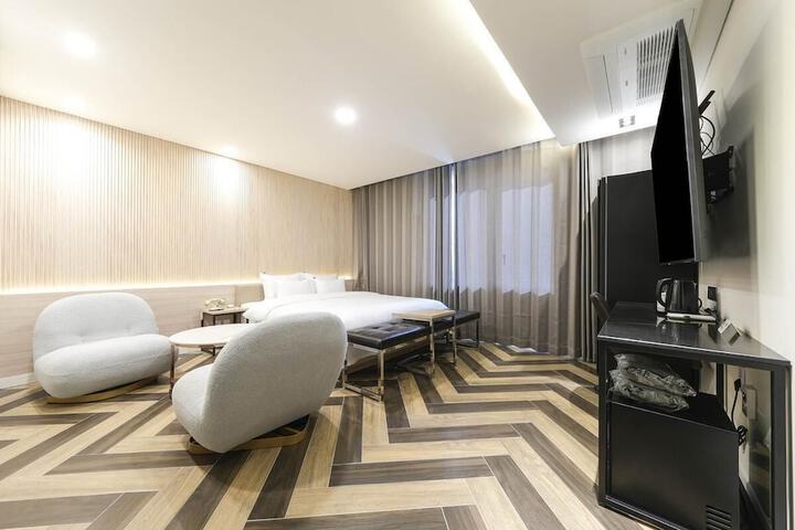 Room 17 of 42