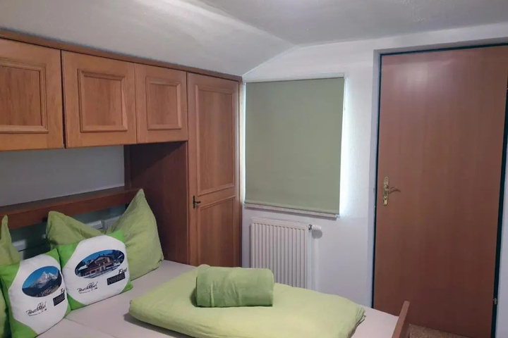 Room 4 of 10