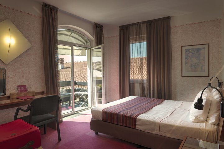 Room 3 of 43