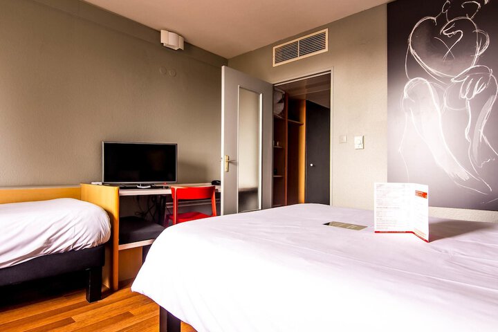 Room 7 of 84