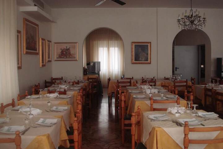 Dining 40 of 47