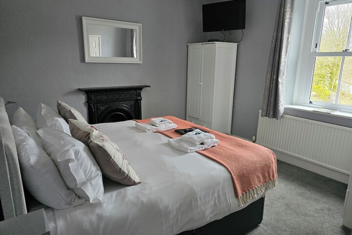 Room 2 of 16