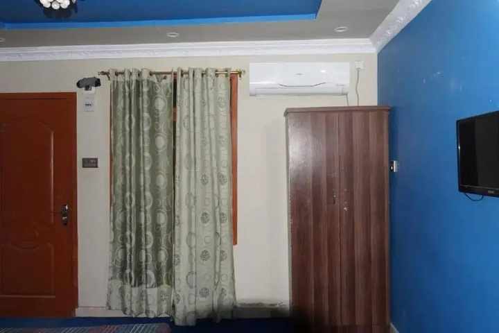 Room 5 of 12