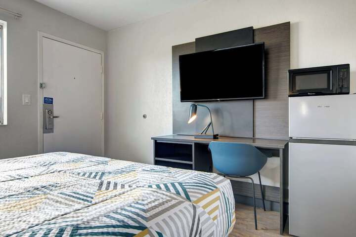 1 Queen Bed (5 of 13)