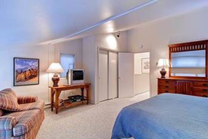 Room 17 of 34
