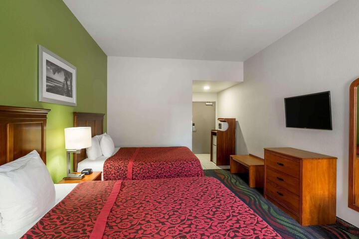 2 Queen Beds (8 of 10)
