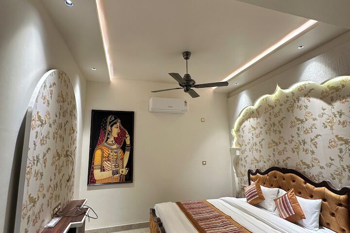 Room 13 of 66