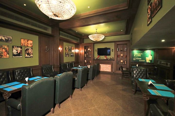 Lounge 23 of 28