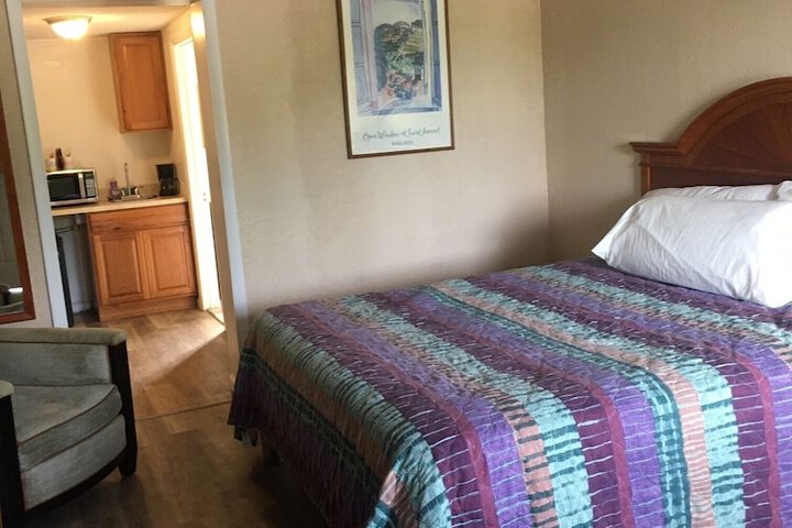 Deluxe Single Queen Bed (6 of 50)