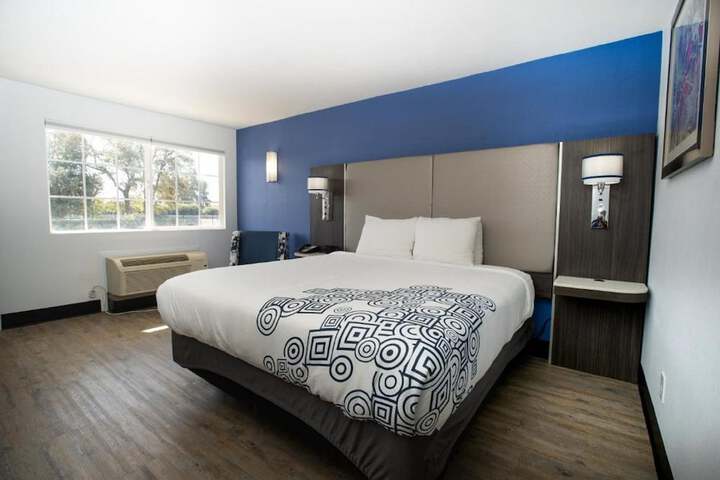 1 King Bed Microwave and Refrigerator Flat Screen Television High Speed Internet Accessible Coffee Maker Full Breakfast (7 of 13)
