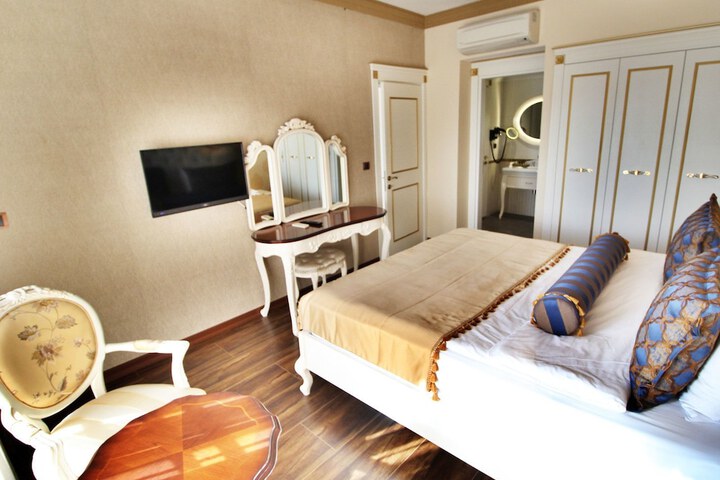 Room 83 of 177