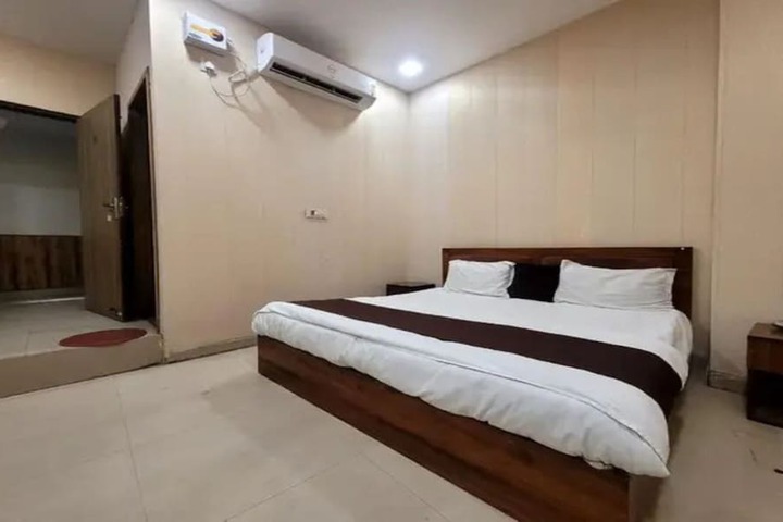 Room 8 of 18