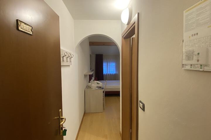 Room 25 of 148