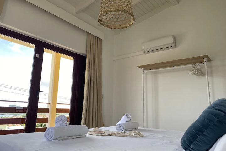 Room 3 of 8