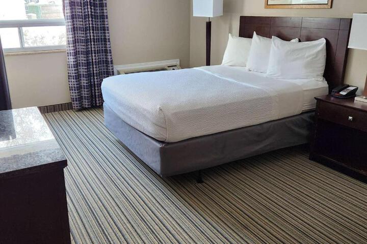 1 Queen Bed Mobility Accessible Bathtub with Grab Bars (9 of 13)