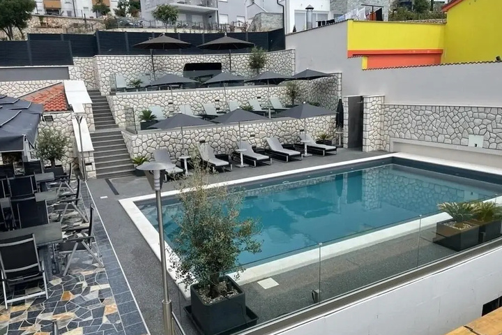 Pool 7 of 11