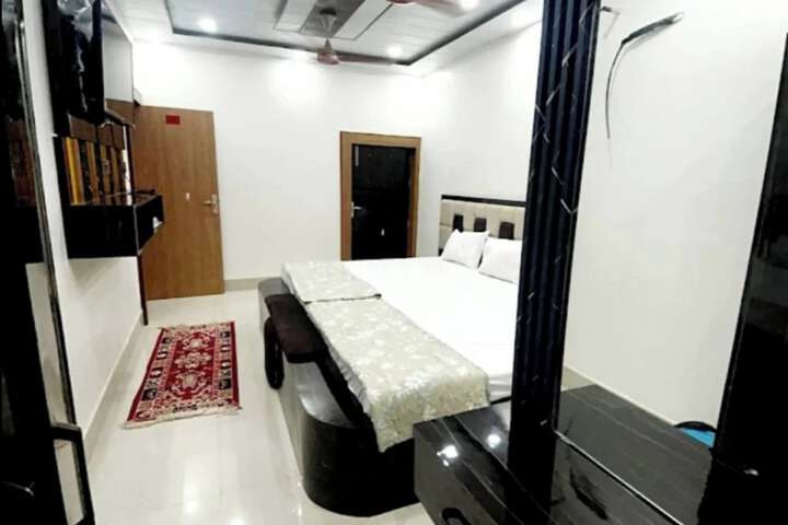 Room 5 of 12