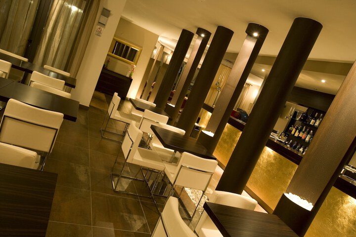 Lounge 32 of 39