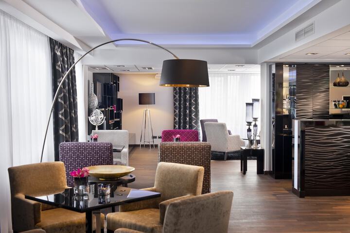 Lounge 130 of 173