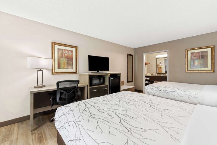 1 Queen Bed Mobility Accessible Bathtub Full Breakfast (11 of 14)