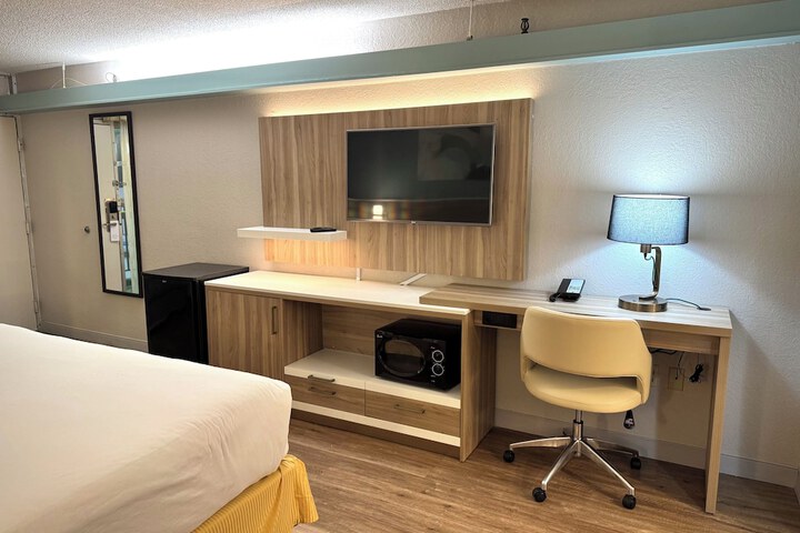 Room 12 of 118