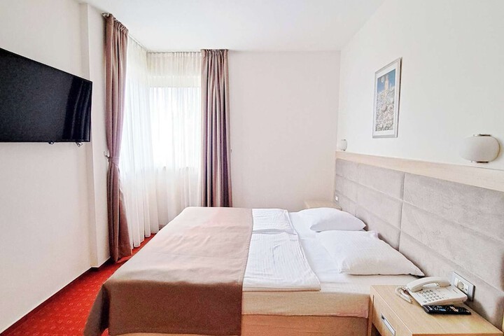 Room 13 of 87