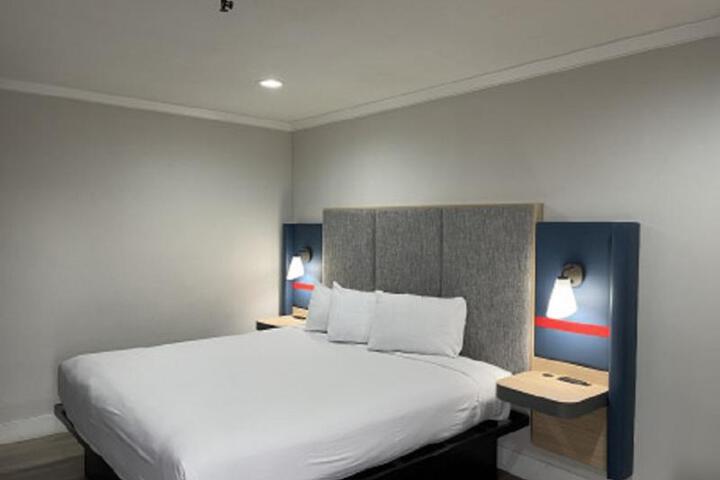 1 King Bed Microwave and Refrigerator Full Breakfast (1 of 23)