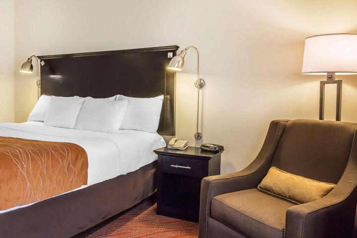 1 King Bed (2 of 17)