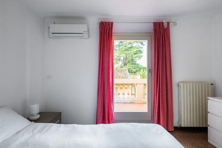 Room 9 of 19