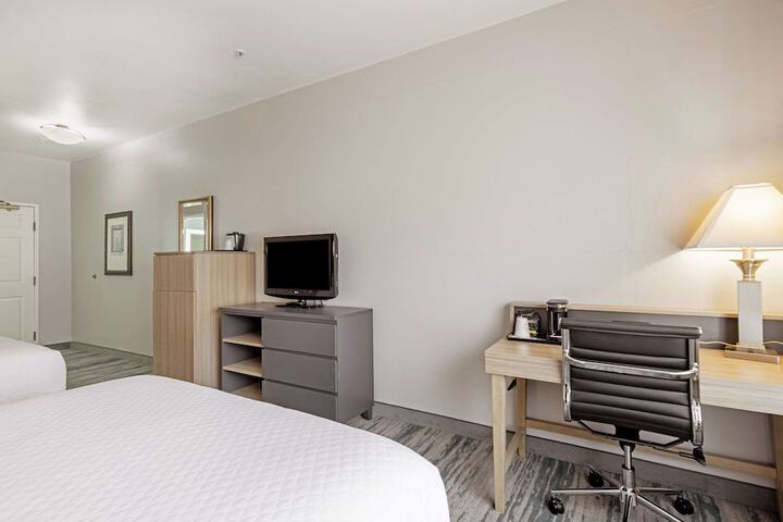 2 Queen Beds (7 of 10)