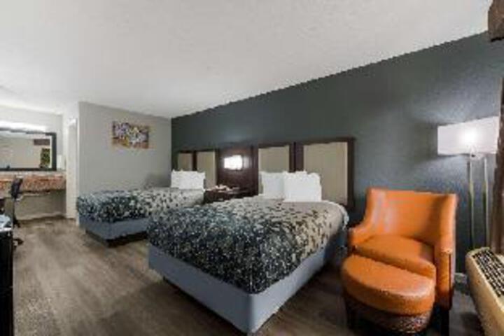 1 Queen Bed (1 of 2)