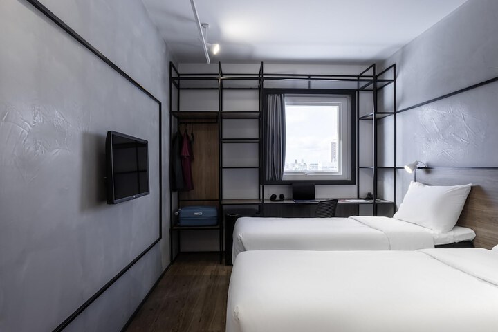 Room 12 of 49