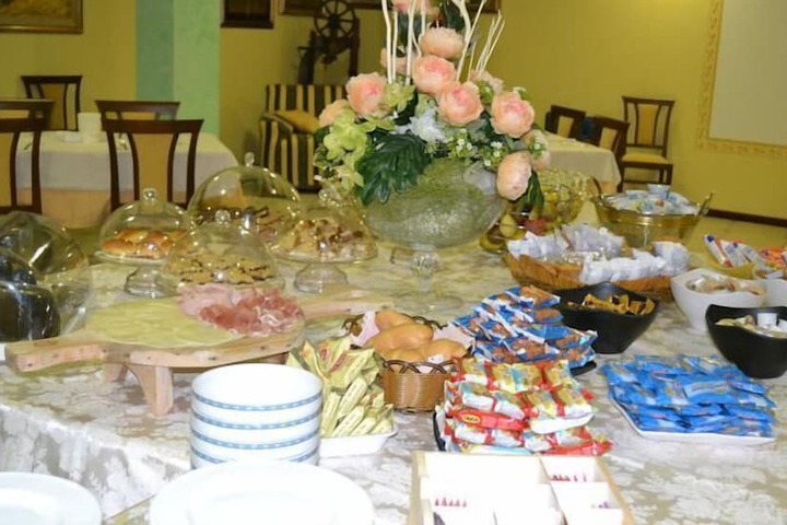 Breakfast/Coffee Service 17 of 30