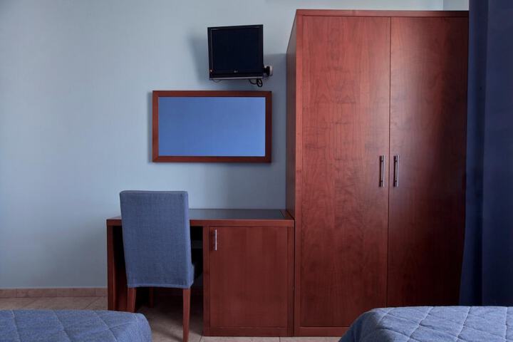 Room 33 of 64