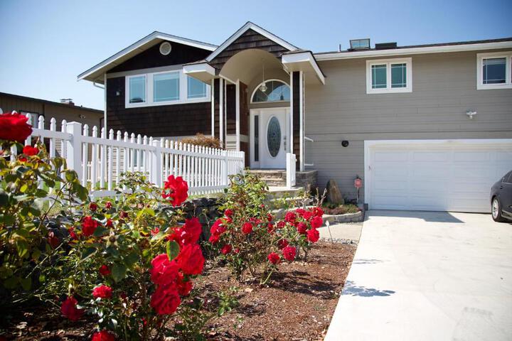 Scenic Lake View Home in Tacoma, WA