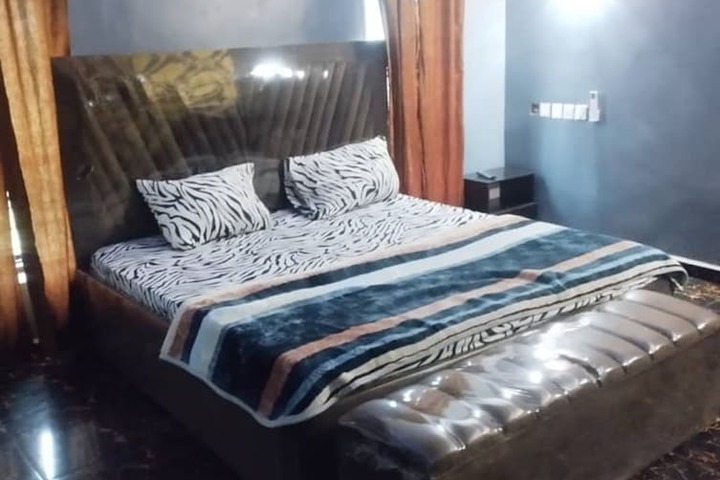 Room 11 of 33
