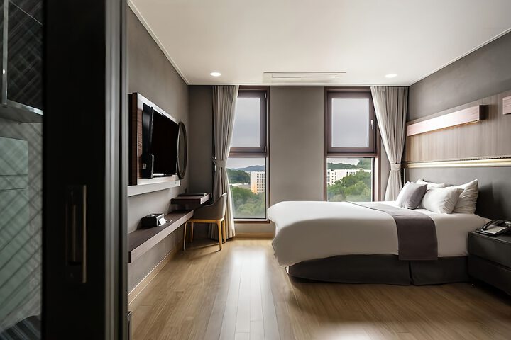 Room 10 of 42