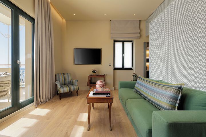 Room 3 of 76