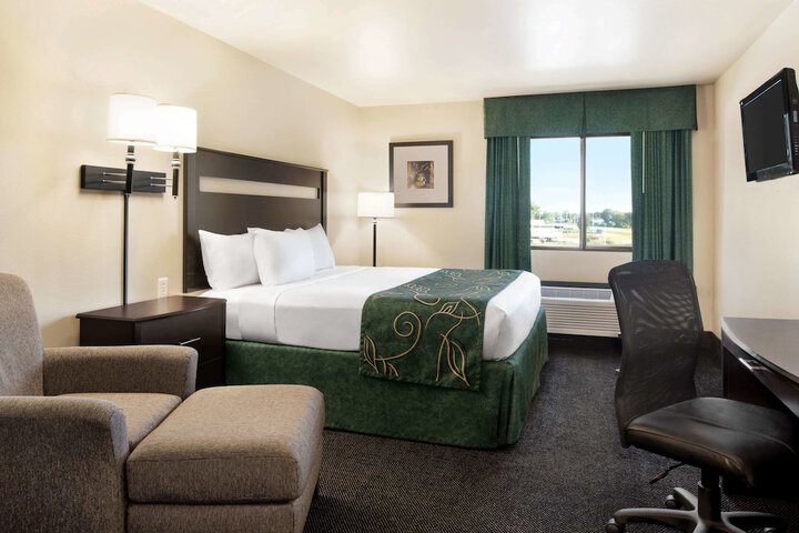 1 Queen Bed (5 of 8)