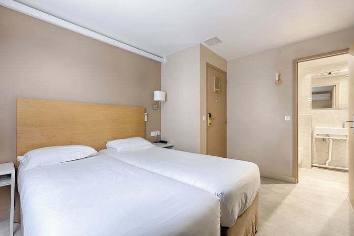 Room 5 of 16