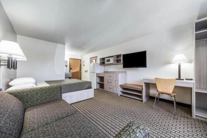 Room 8 of 38