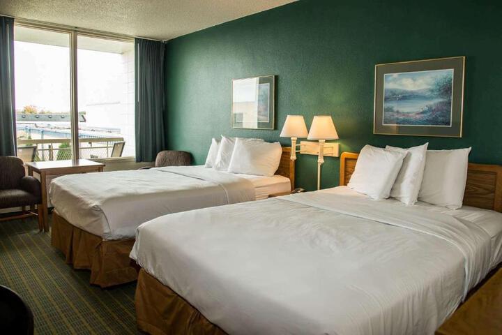 Pet Friendly 2 Queen Beds (10 of 14)